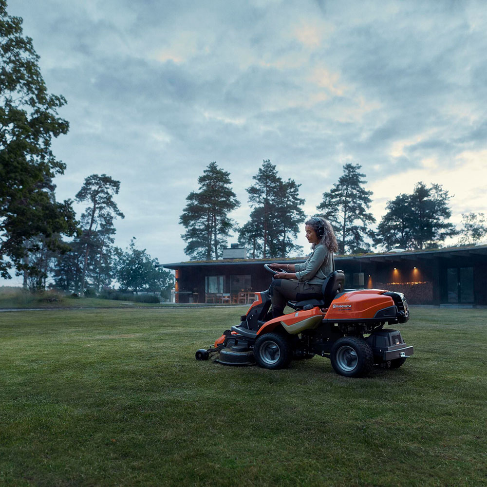 Produktabbildung: Husqvarna - R 216T AWD ohne Mähdeck